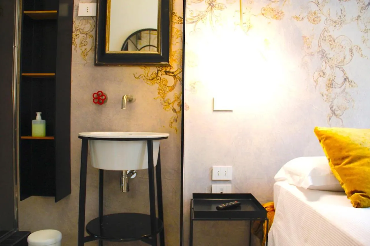 フィレンツェColorful Pied-A-Terre _ Via Giobertiアパートメント アパート